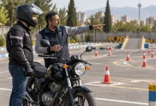 هنرجوی موتورسیکلت در زمین تمرین و گفت‌وگو با مربی دربارهٔ مسیر آزمون