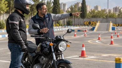 هنرجوی موتورسیکلت در زمین تمرین و گفت‌وگو با مربی دربارهٔ مسیر آزمون