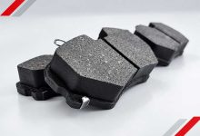 انتخاب لنت پژو 405 مناسب فقط به انتخاب یک برند شناخته‌شده محدود نمی‌شود. برای رسیدن به عملکرد مطلوب سیستم ترمز، باید عواملی مانند مدل خودرو، نوع سیستم ترمز، شرایط استفاده و کیفیت ساخت قطعه را نیز در نظر گرفت. برای مثال، خودرویی که بیشتر در مسیرهای شهری و پرترافیک تردد می‌کند، نیازهای متفاوتی نسبت به خودرویی دارد که استفاده اصلی آن در جاده و مسیرهای طولانی است. از طرف دیگر، هنگام خرید لنت پژو 405 باید از سازگاری دقیق قطعه با خودرو، محور موردنظر و مشخصات فنی آن مطمئن شد. کیفیت مواد اصطکاکی و اصالت قطعه نیز از عوامل مهمی هستند که می‌توانند روی عملکرد ترمز و طول عمر لنت تأثیر بگذارند. بنابراین، انتخاب لنت مناسب پژو 405 باید بر اساس مجموعه‌ای از این عوامل انجام شود، نه صرفاً نام برند یا قیمت محصول. لنت پژو 405 برای کدام مدل‌ها مناسب است؟ لنت ترمز مورد استفاده در خودروهای خانواده پژو 405 و برخی خودروهای هم‌ خانواده، بسته به مدل، سال تولید و مشخصات سیستم ترمز می‌تواند تفاوت‌هایی داشته باشد. به همین دلیل، هنگام انتخاب لنت نباید تنها به شباهت ظاهری خودروها اکتفا کرد و بهتر است مشخصات دقیق خودرو و محور موردنظر بررسی شود. پژو 405 GLX پژو 405 GLX یکی از رایج‌ترین مدل‌های این خودرو در بازار است و لنت‌های متناسب با سیستم ترمز آن توسط برندهای مختلف تولید می‌شوند. هنگام خرید، علاوه بر برند، باید به سازگاری دقیق لنت با محور جلو یا عقب و مشخصات سیستم ترمز خودرو توجه شود. پژو 405 SLX در پژو 405 SLX  لنت ترمز محور جلو و عقب با خودروی پژو 405 کاملا یکسان است و فقط شما باید بر اساس بودجه خرید و برند اقدام به تهیه آن نمایید. پژو پارس پژو پارس از نظر ساختار کلی با خانواده 405 ارتباط نزدیکی دارد و برای برخی نسخه‌های آن لنت‌هایی با کاربرد مشابه یا مشترک در بازار وجود دارد؛ با این حال، این موضوع به معنی یکسان بودن لنت تمام مدل‌های پژو پارس نیست. نوع سیستم ترمز و مشخصات خودرو باید قبل از خرید بررسی شود. در مدلهای TU5 بعضی از مدلها که به لنت عقب دیسکی مجهز است باید اقدام به خرید مدب دیسکی نمایید. سمند در سمند نیز بسته به مدل و مشخصات سیستم ترمز، گزینه‌های مختلفی برای لنت وجود دارد. بنابراین اگر قصد استفاده از لنت مشترک میان خودروهای خانواده پژو و سمند را دارید، بهتر است سازگاری دقیق قطعه با مدل خودرو و سیستم ترمز آن بررسی شود. سمند EF7  لنت جلوش کاملا متفاوت است و فقط مدل معمولی لنتهای محور جلو با پژو 405 یکسان  است ولی در چرخ‌های عقب در هر دو مدل EF7 و سمند LX و معمولی کاملا متفاوت است. هنگام انتخاب لنت پژو 405 به چه نکاتی توجه کنیم؟ انتخاب لنت مناسب برای پژو 405 بهتر است بر اساس چند معیار مشخص انجام شود. قیمت و نام برند به‌ تنهایی نمی‌توانند مشخص کنند که یک لنت برای خودروی شما انتخاب مناسبی است. سازگاری قطعه با سیستم ترمز، کیفیت ساخت، شرایط استفاده از خودرو و اطمینان از اصالت کالا، چهار موردی هستند که هنگام خرید باید در کنار یکدیگر بررسی شوند. نوع سیستم ترمز و محور خودرو اولین نکته، مشخص کردن این است که لنت برای محور جلو یا عقب خودرو مورد نیاز است و سیستم ترمز خودرو چه مشخصاتی دارد. شکل ظاهری لنت‌ها ممکن است در برخی خودروها مشابه باشد، اما این موضوع به معنی سازگاری آنها نیست. پیش از خرید باید مدل دقیق خودرو و محور موردنظر مشخص شود تا قطعه‌ای متناسب با سیستم ترمز انتخاب شود. برند و کیفیت ساخت لنت برند لنت می‌تواند یکی از معیارهای انتخاب باشد، اما بهتر است کیفیت محصول را در کنار برند بررسی کنید. کیفیت مواد اصطکاکی، یکنواختی ساخت، عملکرد مناسب در دماهای مختلف و سازگاری با سیستم ترمز از عواملی هستند که می‌توانند روی عملکرد و دوام لنت تأثیر بگذارند. بنابراین انتخاب لنت ترمز 405 بهتر است بر اساس مجموعه‌ای از مشخصات فنی و اعتبار تولیدکننده انجام شود، نه صرفاً قیمت پایین‌تر. شرایط رانندگی و میزان استفاده از خودرو نوع استفاده از خودرو نیز در انتخاب لنت اهمیت دارد. خودرویی که بیشتر در ترافیک شهری، مسیرهای پرتوقف یا با بار و سرنشین زیاد استفاده می‌شود، شرایط متفاوتی نسبت به خودرویی دارد که بیشتر در مسیرهای خلوت و جاده‌ای تردد می‌کند. میزان کارکرد خودرو و سبک رانندگی نیز می‌تواند در انتخاب محصول مناسب و انتظار از عمر مفید لنت مؤثر باشد. اصالت و بسته‌بندی قطعه در زمان خرید، توجه به بسته‌بندی و مشخصات درج‌شده روی محصول می‌تواند به اطمینان از اصالت کالا کمک کند. نام تولیدکننده، اطلاعات محصول، شماره یا کد فنی، کیفیت چاپ و وضعیت بسته‌بندی از مواردی هستند که ارزش بررسی دارند. خرید از فروشنده معتبر نیز اهمیت زیادی دارد، زیرا حتی یک محصول با مشخصات ظاهراً مناسب، در صورت نامشخص بودن اصالت آن، انتخاب مطمئنی برای سیستم ترمز نخواهد بود. در نهایت، برای انتخاب مناسب لنت ترمز 405 بهتر است سازگاری قطعه، کیفیت ساخت، شرایط استفاده و اصالت کالا را هم‌زمان در نظر بگیرید. این رویکرد کمک می‌کند انتخاب نهایی بر اساس نیاز واقعی خودرو انجام شود، نه صرفاً قیمت یا نام یک برند. در مجموع، برای انتخاب صحیح لنت ترمز این خودروها، مدل دقیق خودرو، محور موردنظر و مشخصات سیستم ترمز اهمیت بیشتری از شباهت ظاهری یا حتی نام خودرو دارد. انتخاب قطعه‌ای که دقیقاً با مشخصات خودرو سازگار باشد، می‌تواند به عملکرد مناسب ترمز، فرسایش یکنواخت و عمر مفید بهتر لنت کمک کند. تفاوت انتخاب لنت برای استفاده شهری و رانندگی سنگین نوع استفاده از خودرو تأثیر مستقیمی بر میزان کارکرد و استهلاک سیستم ترمز دارد. بنابراین هنگام انتخاب لنت برای پژو 405 بهتر است فقط به مدل خودرو توجه نکنید و شرایطی را که خودرو بیشتر در آن استفاده می‌شود نیز در نظر بگیرید. نکته مهم هنگام انتخاب لنت شرایط معمول نوع استفاده عملکرد یکنواخت، کیفیت مناسب مواد اصطکاکی و سازگاری دقیق با سیستم ترمز رفت‌وآمد روزانه، سرعت متوسط و ترمزگیری معمول استفاده روزمره شهری مقاومت مناسب در برابر استهلاک و حفظ عملکرد پایدار در ترمزگیری‌های متعدد توقف و حرکت مکرر و ترمزگیری‌های متوالی مسیرهای پر ترافیک توجه بیشتر به کیفیت ساخت و عملکرد پایدار لنت در شرایط مختلف سرعت بالاتر، مسیرهای طولانی، شیب و تغییرات شرایط رانندگی جاده و سفر بررسی وضعیت سایر اجزای ترمز در کنار انتخاب لنت متناسب با مشخصات خودرو استفاده طولانی‌مدت و استهلاک بیشتر اجزای سیستم ترمز خودروی با کارکرد بالا در خودروهایی که بیشتر در ترافیک شهری یا مسیرهای پرتردد استفاده می‌شوند، تعداد ترمزگیری‌ها معمولاً بیشتر است؛ در مقابل، در سفرهای جاده‌ای ممکن است عواملی مانند سرعت، شیب مسیر و وزن خودرو اهمیت بیشتری پیدا کنند. به همین دلیل، انتخاب لنت ترمز پژو 405 باید با توجه به شرایط واقعی استفاده از خودرو انجام شود. همچنین در خودروهای با کارکرد بالا، بهتر است هنگام تعویض لنت وضعیت سایر اجزای سیستم ترمز نیز بررسی شود. سلامت دیسک، کالیپر و سایر قطعات مرتبط می‌تواند روی عملکرد و میزان سایش لنت تأثیر بگذارد. چه زمانی باید لنت ترمز پژو 405 را بررسی یا تعویض کرد؟ زمان بررسی و تعویض لنت ترمز به میزان استفاده از خودرو، شرایط رانندگی و وضعیت سایر اجزای سیستم ترمز بستگی دارد و نمی‌توان یک کیلومتر مشخص را برای همه خودروها تعیین کرد. بهتر است وضعیت لنت‌ها در سرویس‌های دوره‌ای و به‌خصوص پیش از سفرهای طولانی بررسی شود. کاهش ضخامت لنت، تغییر محسوس در عملکرد ترمز یا ایجاد صداهای غیرعادی می‌تواند نشانه‌ای برای بررسی سیستم ترمز باشد. البته تشخیص دقیق میزان فرسودگی باید با بررسی خود لنت و سایر اجزای مرتبط انجام شود. اگر می‌خواهید نشانه‌های فرسودگی و زمان مناسب تعویض را با جزئیات بیشتری بررسی کنید، انتخاب مطمئن لنت پژو 405 و خرید از فروشگاه معتبر بعد از مشخص کردن مدل خودرو، نوع سیستم ترمز و شرایط استفاده، نوبت به انتخاب محصول مناسب می‌رسد. در این مرحله بهتر است به‌ جای انتخاب صرفاً بر اساس قیمت یا نام برند، مشخصات فنی، سازگاری قطعه با خودرو و اعتبار تولید کننده را بررسی کنید. خرید از فروشگاهی که اطلاعات محصول را به‌صورت شفاف ارائه می‌کند و امکان مقایسه گزینه‌های مختلف را در اختیار خریدار قرار می‌دهد نیز می‌تواند انتخاب را مطمئن‌تر کند. برای بررسی مدل‌های مختلف، برندهای موجود و انتخاب قطعه متناسب با مشخصات خودرو، می‌توانید گزینه‌های موجود در دسته لنت پژو 405 را مشاهده و مقایسه کنید. بررسی مشخصات هر محصول پیش از خرید کمک می‌کند لنتی را انتخاب کنید که از نظر نوع خودرو، محور و شرایط استفاده با نیاز شما مطابقت داشته باشد. در کنار مشخصات فنی، اطمینان از اصالت کالا، بسته‌بندی مناسب و امکان دریافت مشاوره پیش از خرید نیز از مواردی است که هنگام تهیه قطعات مرتبط با سیستم ترمز نباید نادیده گرفته شود. تفاوت لنت جلو و عقب در پژو 405 یکی از نکات مهم هنگام خرید لنت برای پژو 405، مشخص کردن محور موردنظر است. لنت‌های جلو و عقب از نظر طراحی و کاربرد یکسان نیستند و نمی‌توان صرفاً بر اساس نام خودرو، یک محصول را برای هر دو محور انتخاب کرد. سیستم ترمز هر محور وظیفه متفاوتی دارد و نوع قطعه نیز باید متناسب با همان سیستم انتخاب شود. در بسیاری از موارد، هنگام جست‌وجوی لنت ترمز 405 تمرکز خریدار روی لنت‌های جلو است؛ اما وضعیت لنت یا مجموعه ترمز عقب نیز در عملکرد کلی سیستم ترمز اهمیت دارد. بنابراین پیش از ثبت سفارش بهتر است مشخص شود که لنت مورد نیاز برای محور جلو است یا عقب و محصول انتخابی دقیقاً با سیستم ترمز خودرو مطابقت دارد. وضعیت سایر اجزای سیستم ترمز را نادیده نگیرید عملکرد یک لنت خوب فقط به خود قطعه وابسته نیست. دیسک ترمز، کالیپر و سایر اجزای مرتبط نیز در نحوه عملکرد سیستم ترمز نقش دارند. اگر یکی از این قطعات دچار مشکل باشد، حتی یک لنت باکیفیت نیز ممکن است عملکرد مورد انتظار را نداشته باشد یا سریع‌تر از حالت معمول دچار سایش شود. به همین دلیل، هنگام تعویض لنت پژو 405 بهتر است وضعیت سطح دیسک، میزان سایش و شرایط کلی مجموعه ترمز نیز بررسی شود. وجود خوردگی یا آسیب در سطح تماس، سایش نامتوازن یا مشکلات مربوط به کالیپر می‌تواند باعث شود لنت جدید نیز به شکل مناسبی کار نکند. این موضوع به‌ خصوص برای خودروهای قدیمی‌تر یا خودروهایی که کارکرد بالایی دارند اهمیت بیشتری پیدا می‌کند. در چنین خودروهایی بررسی مجموعه ترمز هنگام تعویض لنت می‌تواند از تعویض‌های زودهنگام و هزینه‌های اضافی جلوگیری کند. کد فنی و مشخصات قطعه؛ یک معیار مهم هنگام خرید یکی از مطمئن‌ترین روش‌ها برای کاهش احتمال انتخاب اشتباه، بررسی مشخصات فنی و کد قطعه است. نام خودرو به‌ تنهایی همیشه اطلاعات کافی برای انتخاب قطعه ارائه نمی‌دهد؛ زیرا ممکن است یک مدل خودرو در سال‌های مختلف یا با سیستم‌های ترمز متفاوت تولید شده باشد. هنگام خرید بهتر است مشخصات درج‌ شده برای محصول با مدل خودرو، محور و سیستم ترمز مطابقت داده شود. اگر فروشنده اطلاعات فنی، تصاویر واقعی محصول یا کد قطعه را ارائه می‌کند، استفاده از این اطلاعات می‌تواند فرآیند انتخاب را دقیق‌تر کند. این موضوع زمانی اهمیت بیشتری پیدا می‌کند که چند محصول ظاهراً مشابه برای پژو 405 در بازار وجود داشته باشد. در چنین شرایطی، مقایسه مشخصات فنی به‌ مراتب مطمئن‌تر از انتخاب صرفاً بر اساس ظاهر بسته‌بندی یا پایین‌ترین قیمت است. چند اشتباه رایج هنگام انتخاب لنت پژو 405 یکی از اشتباهات رایج، انتخاب لنت تنها بر اساس قیمت است. پایین‌تر بودن قیمت لزوماً به معنی انتخاب اقتصادی‌تر نیست؛ زیرا کیفیت ساخت، میزان دوام و سازگاری قطعه نیز بر هزینه نهایی استفاده از خودرو تأثیر می‌گذارند. اشتباه دیگر، توجه نکردن به محور خودرو است. پیش از خرید باید مشخص شود لنت مورد نیاز برای جلو است یا عقب و سپس محصول متناسب با همان محور انتخاب شود. همچنین نباید صرفاً به شباهت ظاهری دو لنت اعتماد کرد. قطعاتی که از نظر شکل ظاهری نزدیک به یکدیگر هستند، لزوماً برای یک سیستم ترمز طراحی نشده‌اند. بررسی مشخصات محصول و تطبیق آن با خودرو، احتمال خرید اشتباه را کاهش می‌دهد. توجه نکردن به شرایط استفاده از خودرو نیز می‌تواند باعث انتخاب نامناسب شود. یک پژو 405 که روزانه در ترافیک سنگین استفاده می‌شود، از نظر شرایط کاری سیستم ترمز با خودرویی که بیشتر در مسیرهای خلوت یا جاده‌ای تردد دارد یکسان نیست. چگونه بین گزینه‌های مختلف تصمیم بگیریم؟ برای انتخاب نهایی، بهتر است چند معیار را هم‌ زمان در نظر بگیرید: مدل دقیق خودرو، محور موردنظر، مشخصات سیستم ترمز، برند و کیفیت ساخت، شرایط استفاده و اصالت محصول. در این حالت، تصمیم‌گیری فقط بر اساس یک عامل مانند قیمت یا شهرت برند انجام نمی‌شود. اگر چند گزینه برای خودرو مناسب باشند، می‌توان آنها را از نظر مشخصات فنی، برند، کیفیت ساخت و قیمت با یکدیگر مقایسه کرد. این روش به‌ خصوص برای خریدارانی که بین چند برند مختلف مردد هستند، انتخاب منطقی‌تری ایجاد می‌کند. در نهایت، انتخاب لنت پژو 405 زمانی مطمئن‌تر خواهد بود که محصول بر اساس مشخصات واقعی خودرو و شرایط استفاده انتخاب شود. بررسی دقیق اطلاعات محصول پیش از خرید، استفاده از مشاوره فروشنده معتبر و توجه به اصالت کالا، سه عامل مهم برای کاهش احتمال انتخاب اشتباه هستند.