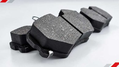 انتخاب لنت پژو 405 مناسب فقط به انتخاب یک برند شناخته‌شده محدود نمی‌شود. برای رسیدن به عملکرد مطلوب سیستم ترمز، باید عواملی مانند مدل خودرو، نوع سیستم ترمز، شرایط استفاده و کیفیت ساخت قطعه را نیز در نظر گرفت. برای مثال، خودرویی که بیشتر در مسیرهای شهری و پرترافیک تردد می‌کند، نیازهای متفاوتی نسبت به خودرویی دارد که استفاده اصلی آن در جاده و مسیرهای طولانی است. از طرف دیگر، هنگام خرید لنت پژو 405 باید از سازگاری دقیق قطعه با خودرو، محور موردنظر و مشخصات فنی آن مطمئن شد. کیفیت مواد اصطکاکی و اصالت قطعه نیز از عوامل مهمی هستند که می‌توانند روی عملکرد ترمز و طول عمر لنت تأثیر بگذارند. بنابراین، انتخاب لنت مناسب پژو 405 باید بر اساس مجموعه‌ای از این عوامل انجام شود، نه صرفاً نام برند یا قیمت محصول. لنت پژو 405 برای کدام مدل‌ها مناسب است؟ لنت ترمز مورد استفاده در خودروهای خانواده پژو 405 و برخی خودروهای هم‌ خانواده، بسته به مدل، سال تولید و مشخصات سیستم ترمز می‌تواند تفاوت‌هایی داشته باشد. به همین دلیل، هنگام انتخاب لنت نباید تنها به شباهت ظاهری خودروها اکتفا کرد و بهتر است مشخصات دقیق خودرو و محور موردنظر بررسی شود. پژو 405 GLX پژو 405 GLX یکی از رایج‌ترین مدل‌های این خودرو در بازار است و لنت‌های متناسب با سیستم ترمز آن توسط برندهای مختلف تولید می‌شوند. هنگام خرید، علاوه بر برند، باید به سازگاری دقیق لنت با محور جلو یا عقب و مشخصات سیستم ترمز خودرو توجه شود. پژو 405 SLX در پژو 405 SLX  لنت ترمز محور جلو و عقب با خودروی پژو 405 کاملا یکسان است و فقط شما باید بر اساس بودجه خرید و برند اقدام به تهیه آن نمایید. پژو پارس پژو پارس از نظر ساختار کلی با خانواده 405 ارتباط نزدیکی دارد و برای برخی نسخه‌های آن لنت‌هایی با کاربرد مشابه یا مشترک در بازار وجود دارد؛ با این حال، این موضوع به معنی یکسان بودن لنت تمام مدل‌های پژو پارس نیست. نوع سیستم ترمز و مشخصات خودرو باید قبل از خرید بررسی شود. در مدلهای TU5 بعضی از مدلها که به لنت عقب دیسکی مجهز است باید اقدام به خرید مدب دیسکی نمایید. سمند در سمند نیز بسته به مدل و مشخصات سیستم ترمز، گزینه‌های مختلفی برای لنت وجود دارد. بنابراین اگر قصد استفاده از لنت مشترک میان خودروهای خانواده پژو و سمند را دارید، بهتر است سازگاری دقیق قطعه با مدل خودرو و سیستم ترمز آن بررسی شود. سمند EF7  لنت جلوش کاملا متفاوت است و فقط مدل معمولی لنتهای محور جلو با پژو 405 یکسان  است ولی در چرخ‌های عقب در هر دو مدل EF7 و سمند LX و معمولی کاملا متفاوت است. هنگام انتخاب لنت پژو 405 به چه نکاتی توجه کنیم؟ انتخاب لنت مناسب برای پژو 405 بهتر است بر اساس چند معیار مشخص انجام شود. قیمت و نام برند به‌ تنهایی نمی‌توانند مشخص کنند که یک لنت برای خودروی شما انتخاب مناسبی است. سازگاری قطعه با سیستم ترمز، کیفیت ساخت، شرایط استفاده از خودرو و اطمینان از اصالت کالا، چهار موردی هستند که هنگام خرید باید در کنار یکدیگر بررسی شوند. نوع سیستم ترمز و محور خودرو اولین نکته، مشخص کردن این است که لنت برای محور جلو یا عقب خودرو مورد نیاز است و سیستم ترمز خودرو چه مشخصاتی دارد. شکل ظاهری لنت‌ها ممکن است در برخی خودروها مشابه باشد، اما این موضوع به معنی سازگاری آنها نیست. پیش از خرید باید مدل دقیق خودرو و محور موردنظر مشخص شود تا قطعه‌ای متناسب با سیستم ترمز انتخاب شود. برند و کیفیت ساخت لنت برند لنت می‌تواند یکی از معیارهای انتخاب باشد، اما بهتر است کیفیت محصول را در کنار برند بررسی کنید. کیفیت مواد اصطکاکی، یکنواختی ساخت، عملکرد مناسب در دماهای مختلف و سازگاری با سیستم ترمز از عواملی هستند که می‌توانند روی عملکرد و دوام لنت تأثیر بگذارند. بنابراین انتخاب لنت ترمز 405 بهتر است بر اساس مجموعه‌ای از مشخصات فنی و اعتبار تولیدکننده انجام شود، نه صرفاً قیمت پایین‌تر. شرایط رانندگی و میزان استفاده از خودرو نوع استفاده از خودرو نیز در انتخاب لنت اهمیت دارد. خودرویی که بیشتر در ترافیک شهری، مسیرهای پرتوقف یا با بار و سرنشین زیاد استفاده می‌شود، شرایط متفاوتی نسبت به خودرویی دارد که بیشتر در مسیرهای خلوت و جاده‌ای تردد می‌کند. میزان کارکرد خودرو و سبک رانندگی نیز می‌تواند در انتخاب محصول مناسب و انتظار از عمر مفید لنت مؤثر باشد. اصالت و بسته‌بندی قطعه در زمان خرید، توجه به بسته‌بندی و مشخصات درج‌شده روی محصول می‌تواند به اطمینان از اصالت کالا کمک کند. نام تولیدکننده، اطلاعات محصول، شماره یا کد فنی، کیفیت چاپ و وضعیت بسته‌بندی از مواردی هستند که ارزش بررسی دارند. خرید از فروشنده معتبر نیز اهمیت زیادی دارد، زیرا حتی یک محصول با مشخصات ظاهراً مناسب، در صورت نامشخص بودن اصالت آن، انتخاب مطمئنی برای سیستم ترمز نخواهد بود. در نهایت، برای انتخاب مناسب لنت ترمز 405 بهتر است سازگاری قطعه، کیفیت ساخت، شرایط استفاده و اصالت کالا را هم‌زمان در نظر بگیرید. این رویکرد کمک می‌کند انتخاب نهایی بر اساس نیاز واقعی خودرو انجام شود، نه صرفاً قیمت یا نام یک برند. در مجموع، برای انتخاب صحیح لنت ترمز این خودروها، مدل دقیق خودرو، محور موردنظر و مشخصات سیستم ترمز اهمیت بیشتری از شباهت ظاهری یا حتی نام خودرو دارد. انتخاب قطعه‌ای که دقیقاً با مشخصات خودرو سازگار باشد، می‌تواند به عملکرد مناسب ترمز، فرسایش یکنواخت و عمر مفید بهتر لنت کمک کند. تفاوت انتخاب لنت برای استفاده شهری و رانندگی سنگین نوع استفاده از خودرو تأثیر مستقیمی بر میزان کارکرد و استهلاک سیستم ترمز دارد. بنابراین هنگام انتخاب لنت برای پژو 405 بهتر است فقط به مدل خودرو توجه نکنید و شرایطی را که خودرو بیشتر در آن استفاده می‌شود نیز در نظر بگیرید. نکته مهم هنگام انتخاب لنت شرایط معمول نوع استفاده عملکرد یکنواخت، کیفیت مناسب مواد اصطکاکی و سازگاری دقیق با سیستم ترمز رفت‌وآمد روزانه، سرعت متوسط و ترمزگیری معمول استفاده روزمره شهری مقاومت مناسب در برابر استهلاک و حفظ عملکرد پایدار در ترمزگیری‌های متعدد توقف و حرکت مکرر و ترمزگیری‌های متوالی مسیرهای پر ترافیک توجه بیشتر به کیفیت ساخت و عملکرد پایدار لنت در شرایط مختلف سرعت بالاتر، مسیرهای طولانی، شیب و تغییرات شرایط رانندگی جاده و سفر بررسی وضعیت سایر اجزای ترمز در کنار انتخاب لنت متناسب با مشخصات خودرو استفاده طولانی‌مدت و استهلاک بیشتر اجزای سیستم ترمز خودروی با کارکرد بالا در خودروهایی که بیشتر در ترافیک شهری یا مسیرهای پرتردد استفاده می‌شوند، تعداد ترمزگیری‌ها معمولاً بیشتر است؛ در مقابل، در سفرهای جاده‌ای ممکن است عواملی مانند سرعت، شیب مسیر و وزن خودرو اهمیت بیشتری پیدا کنند. به همین دلیل، انتخاب لنت ترمز پژو 405 باید با توجه به شرایط واقعی استفاده از خودرو انجام شود. همچنین در خودروهای با کارکرد بالا، بهتر است هنگام تعویض لنت وضعیت سایر اجزای سیستم ترمز نیز بررسی شود. سلامت دیسک، کالیپر و سایر قطعات مرتبط می‌تواند روی عملکرد و میزان سایش لنت تأثیر بگذارد. چه زمانی باید لنت ترمز پژو 405 را بررسی یا تعویض کرد؟ زمان بررسی و تعویض لنت ترمز به میزان استفاده از خودرو، شرایط رانندگی و وضعیت سایر اجزای سیستم ترمز بستگی دارد و نمی‌توان یک کیلومتر مشخص را برای همه خودروها تعیین کرد. بهتر است وضعیت لنت‌ها در سرویس‌های دوره‌ای و به‌خصوص پیش از سفرهای طولانی بررسی شود. کاهش ضخامت لنت، تغییر محسوس در عملکرد ترمز یا ایجاد صداهای غیرعادی می‌تواند نشانه‌ای برای بررسی سیستم ترمز باشد. البته تشخیص دقیق میزان فرسودگی باید با بررسی خود لنت و سایر اجزای مرتبط انجام شود. اگر می‌خواهید نشانه‌های فرسودگی و زمان مناسب تعویض را با جزئیات بیشتری بررسی کنید، انتخاب مطمئن لنت پژو 405 و خرید از فروشگاه معتبر بعد از مشخص کردن مدل خودرو، نوع سیستم ترمز و شرایط استفاده، نوبت به انتخاب محصول مناسب می‌رسد. در این مرحله بهتر است به‌ جای انتخاب صرفاً بر اساس قیمت یا نام برند، مشخصات فنی، سازگاری قطعه با خودرو و اعتبار تولید کننده را بررسی کنید. خرید از فروشگاهی که اطلاعات محصول را به‌صورت شفاف ارائه می‌کند و امکان مقایسه گزینه‌های مختلف را در اختیار خریدار قرار می‌دهد نیز می‌تواند انتخاب را مطمئن‌تر کند. برای بررسی مدل‌های مختلف، برندهای موجود و انتخاب قطعه متناسب با مشخصات خودرو، می‌توانید گزینه‌های موجود در دسته لنت پژو 405 را مشاهده و مقایسه کنید. بررسی مشخصات هر محصول پیش از خرید کمک می‌کند لنتی را انتخاب کنید که از نظر نوع خودرو، محور و شرایط استفاده با نیاز شما مطابقت داشته باشد. در کنار مشخصات فنی، اطمینان از اصالت کالا، بسته‌بندی مناسب و امکان دریافت مشاوره پیش از خرید نیز از مواردی است که هنگام تهیه قطعات مرتبط با سیستم ترمز نباید نادیده گرفته شود. تفاوت لنت جلو و عقب در پژو 405 یکی از نکات مهم هنگام خرید لنت برای پژو 405، مشخص کردن محور موردنظر است. لنت‌های جلو و عقب از نظر طراحی و کاربرد یکسان نیستند و نمی‌توان صرفاً بر اساس نام خودرو، یک محصول را برای هر دو محور انتخاب کرد. سیستم ترمز هر محور وظیفه متفاوتی دارد و نوع قطعه نیز باید متناسب با همان سیستم انتخاب شود. در بسیاری از موارد، هنگام جست‌وجوی لنت ترمز 405 تمرکز خریدار روی لنت‌های جلو است؛ اما وضعیت لنت یا مجموعه ترمز عقب نیز در عملکرد کلی سیستم ترمز اهمیت دارد. بنابراین پیش از ثبت سفارش بهتر است مشخص شود که لنت مورد نیاز برای محور جلو است یا عقب و محصول انتخابی دقیقاً با سیستم ترمز خودرو مطابقت دارد. وضعیت سایر اجزای سیستم ترمز را نادیده نگیرید عملکرد یک لنت خوب فقط به خود قطعه وابسته نیست. دیسک ترمز، کالیپر و سایر اجزای مرتبط نیز در نحوه عملکرد سیستم ترمز نقش دارند. اگر یکی از این قطعات دچار مشکل باشد، حتی یک لنت باکیفیت نیز ممکن است عملکرد مورد انتظار را نداشته باشد یا سریع‌تر از حالت معمول دچار سایش شود. به همین دلیل، هنگام تعویض لنت پژو 405 بهتر است وضعیت سطح دیسک، میزان سایش و شرایط کلی مجموعه ترمز نیز بررسی شود. وجود خوردگی یا آسیب در سطح تماس، سایش نامتوازن یا مشکلات مربوط به کالیپر می‌تواند باعث شود لنت جدید نیز به شکل مناسبی کار نکند. این موضوع به‌ خصوص برای خودروهای قدیمی‌تر یا خودروهایی که کارکرد بالایی دارند اهمیت بیشتری پیدا می‌کند. در چنین خودروهایی بررسی مجموعه ترمز هنگام تعویض لنت می‌تواند از تعویض‌های زودهنگام و هزینه‌های اضافی جلوگیری کند. کد فنی و مشخصات قطعه؛ یک معیار مهم هنگام خرید یکی از مطمئن‌ترین روش‌ها برای کاهش احتمال انتخاب اشتباه، بررسی مشخصات فنی و کد قطعه است. نام خودرو به‌ تنهایی همیشه اطلاعات کافی برای انتخاب قطعه ارائه نمی‌دهد؛ زیرا ممکن است یک مدل خودرو در سال‌های مختلف یا با سیستم‌های ترمز متفاوت تولید شده باشد. هنگام خرید بهتر است مشخصات درج‌ شده برای محصول با مدل خودرو، محور و سیستم ترمز مطابقت داده شود. اگر فروشنده اطلاعات فنی، تصاویر واقعی محصول یا کد قطعه را ارائه می‌کند، استفاده از این اطلاعات می‌تواند فرآیند انتخاب را دقیق‌تر کند. این موضوع زمانی اهمیت بیشتری پیدا می‌کند که چند محصول ظاهراً مشابه برای پژو 405 در بازار وجود داشته باشد. در چنین شرایطی، مقایسه مشخصات فنی به‌ مراتب مطمئن‌تر از انتخاب صرفاً بر اساس ظاهر بسته‌بندی یا پایین‌ترین قیمت است. چند اشتباه رایج هنگام انتخاب لنت پژو 405 یکی از اشتباهات رایج، انتخاب لنت تنها بر اساس قیمت است. پایین‌تر بودن قیمت لزوماً به معنی انتخاب اقتصادی‌تر نیست؛ زیرا کیفیت ساخت، میزان دوام و سازگاری قطعه نیز بر هزینه نهایی استفاده از خودرو تأثیر می‌گذارند. اشتباه دیگر، توجه نکردن به محور خودرو است. پیش از خرید باید مشخص شود لنت مورد نیاز برای جلو است یا عقب و سپس محصول متناسب با همان محور انتخاب شود. همچنین نباید صرفاً به شباهت ظاهری دو لنت اعتماد کرد. قطعاتی که از نظر شکل ظاهری نزدیک به یکدیگر هستند، لزوماً برای یک سیستم ترمز طراحی نشده‌اند. بررسی مشخصات محصول و تطبیق آن با خودرو، احتمال خرید اشتباه را کاهش می‌دهد. توجه نکردن به شرایط استفاده از خودرو نیز می‌تواند باعث انتخاب نامناسب شود. یک پژو 405 که روزانه در ترافیک سنگین استفاده می‌شود، از نظر شرایط کاری سیستم ترمز با خودرویی که بیشتر در مسیرهای خلوت یا جاده‌ای تردد دارد یکسان نیست. چگونه بین گزینه‌های مختلف تصمیم بگیریم؟ برای انتخاب نهایی، بهتر است چند معیار را هم‌ زمان در نظر بگیرید: مدل دقیق خودرو، محور موردنظر، مشخصات سیستم ترمز، برند و کیفیت ساخت، شرایط استفاده و اصالت محصول. در این حالت، تصمیم‌گیری فقط بر اساس یک عامل مانند قیمت یا شهرت برند انجام نمی‌شود. اگر چند گزینه برای خودرو مناسب باشند، می‌توان آنها را از نظر مشخصات فنی، برند، کیفیت ساخت و قیمت با یکدیگر مقایسه کرد. این روش به‌ خصوص برای خریدارانی که بین چند برند مختلف مردد هستند، انتخاب منطقی‌تری ایجاد می‌کند. در نهایت، انتخاب لنت پژو 405 زمانی مطمئن‌تر خواهد بود که محصول بر اساس مشخصات واقعی خودرو و شرایط استفاده انتخاب شود. بررسی دقیق اطلاعات محصول پیش از خرید، استفاده از مشاوره فروشنده معتبر و توجه به اصالت کالا، سه عامل مهم برای کاهش احتمال انتخاب اشتباه هستند.